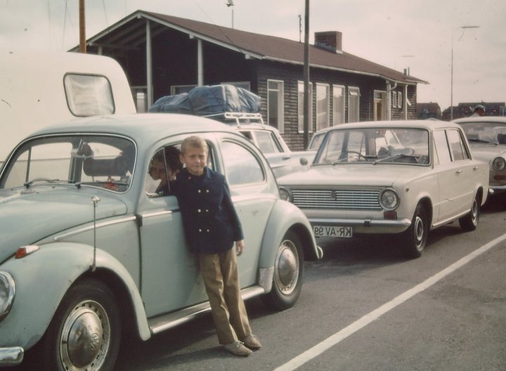 Gunni vor Papis VW-Käfer