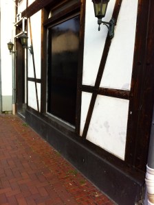 So manch ein Schaufenster verdient die dauerhafte Verdunklung